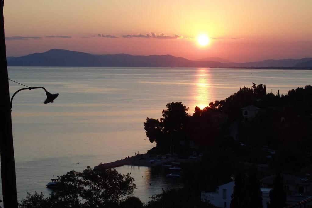 아피소스 ¨Με Θέα Το Ηλιοβασίλεμα¨ 빌라 외부 사진